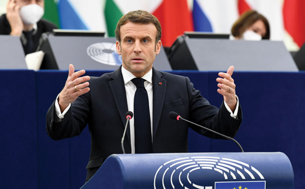 Présidentielle: Macron défend l'État de droit européen, l'opposition l'étrille
