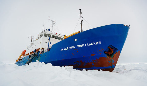 Antarctique: le mauvais temps empêche l'opération de secours du navire russe pris dans la glace