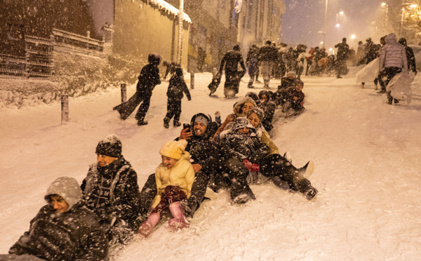 Chutes de neige: le trafic aérien suspendu à Istanbul, des automobilistes bloqués à Athènes