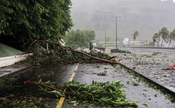 Le cyclone Batsirai "stationnaire" reste "aux portes" de la Réunion