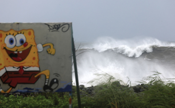Un pétrolier s'échoue à La Réunion, toujours balayée par le cyclone Batsirai