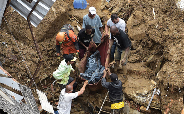 Brésil: au moins 38 morts après de violentes pluies à Petropolis