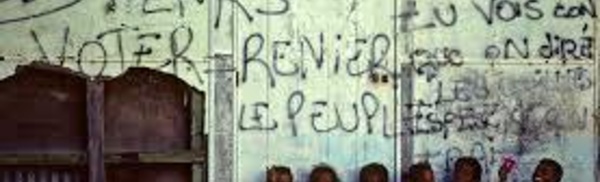 Dans les "squats" de Nouméa, avoir un toit passe avant l'indépendance