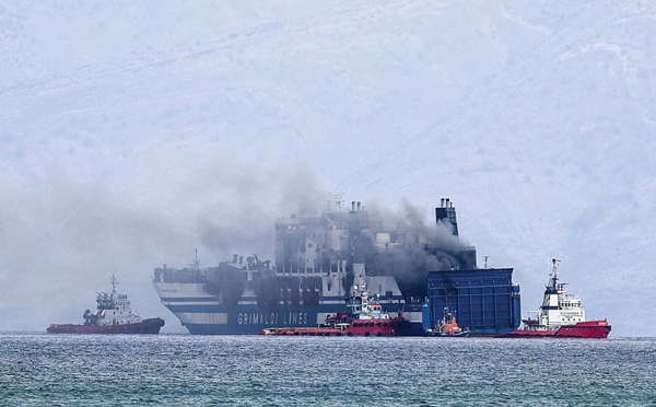 Grèce: un routier grec retrouvé mort à bord du ferry italien en feu