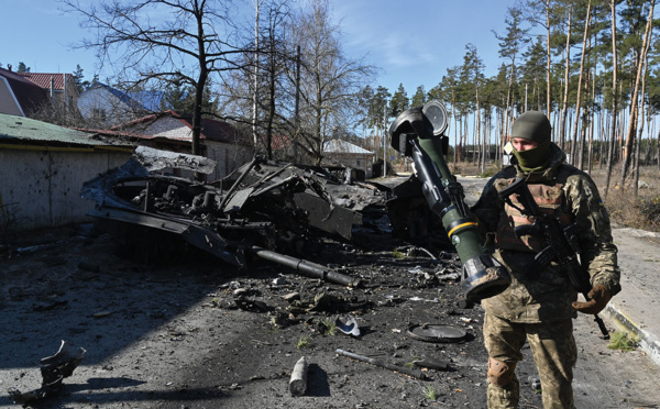 Ukraine: les forces russes encerclent Kiev, bloquent Marioupol