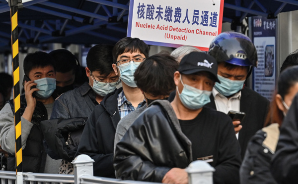 Chine : des millions de personnes confinées face à une flambée de cas record en deux ans