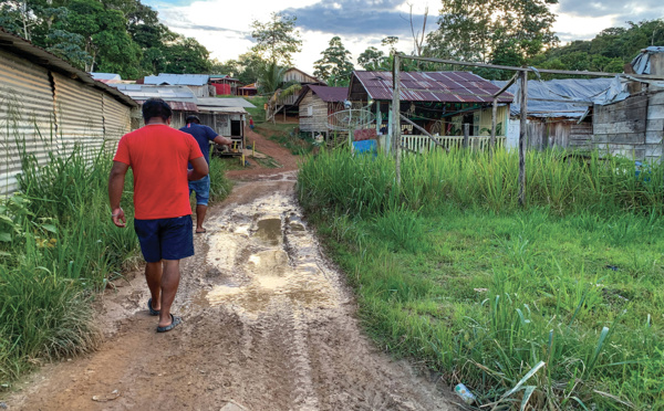 Dans l'ouest de la Guyane noyé sous les eaux, un pont aérien pour les populations