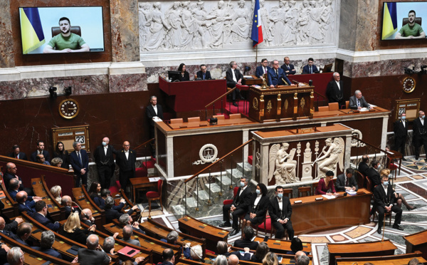 L'Ukraine au coeur de la présidentielle, Zelensky implore l'aide de la France