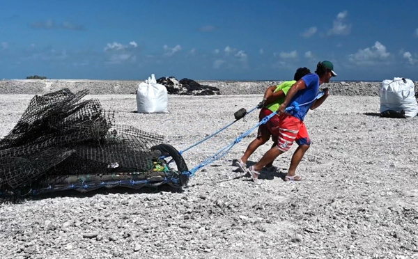 1 000 m3 de déchets perlicoles rapatriés à Tahiti