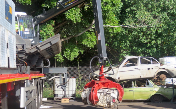 Une solution pour les 800 carcasses de voitures à Moorea