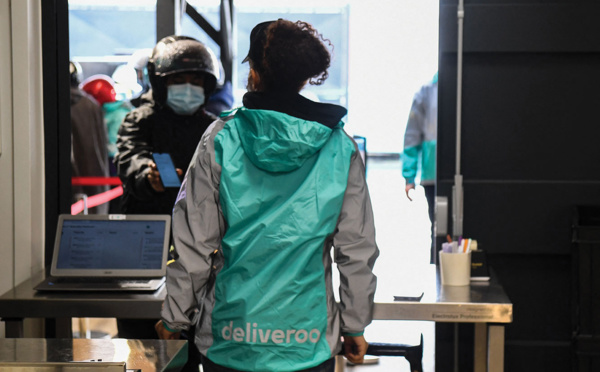 La justice inflige une amende record à la plateforme Deliveroo pour "travail dissimulé"