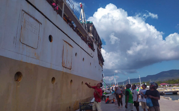 Indonésie: un ferry qui s'était échoué avec 800 personnes à bord remis à flot