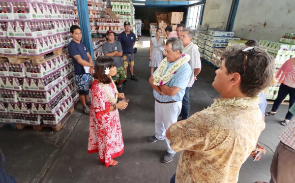 ​Fritch en visite chez les commerçants de Fare Ute