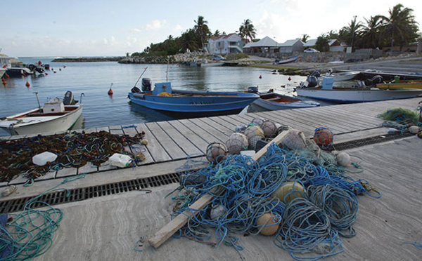 Guadeloupe: gel du prix du carburant des pêcheurs, après le blocage d'un chenal