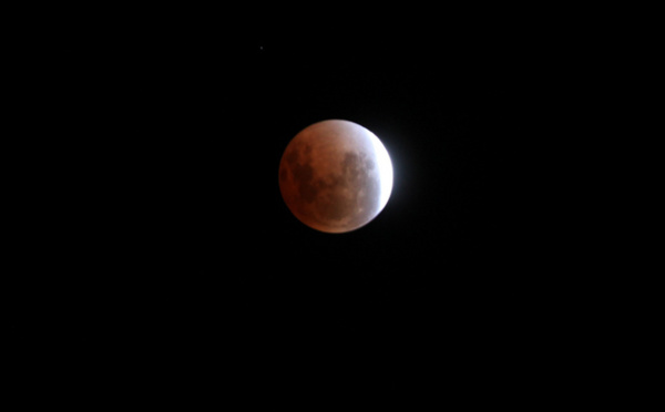 Eclipse totale: la lune rousse s'offre en spectacle à Tahiti