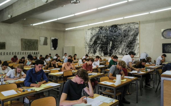 "Soulagés" après la philo, les lycéens poursuivent le bac comme prévu malgré la chaleur