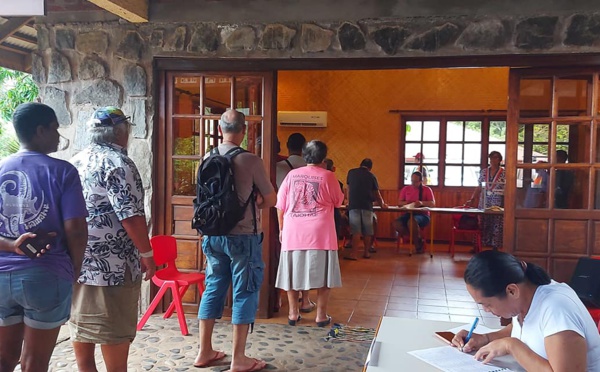 Bouteau loin devant Le Gayic à Nuku Hiva