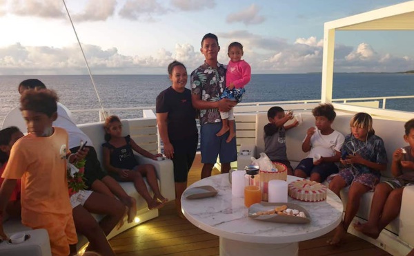 Amanu : les enfants de l'atoll invités à bord d'un yacht