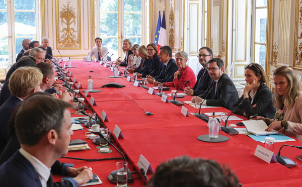 Au pied du mur, Macron consulte les partis et Borne réunit le gouvernement