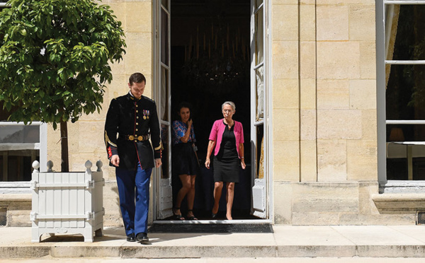 Le gouvernement enfin remanié, l'opposition moque des "chaises musicales"