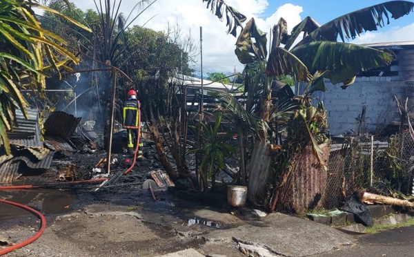 Un fare entièrement détruit par les flammes à Mahina