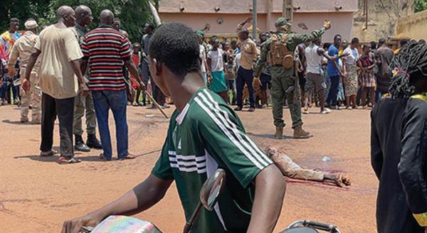 Mali: attaque "terroriste" repoussée dans une ville-garnison à 15km de Bamako