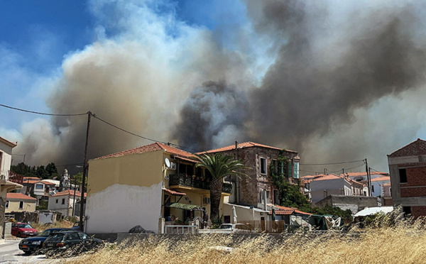 La Grèce, touchée par une vague de chaleur, combat des feux de forêts