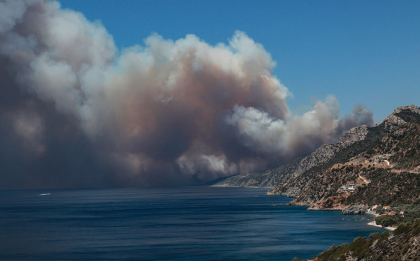 Grèce: les pompiers tentent de sauver un important parc national