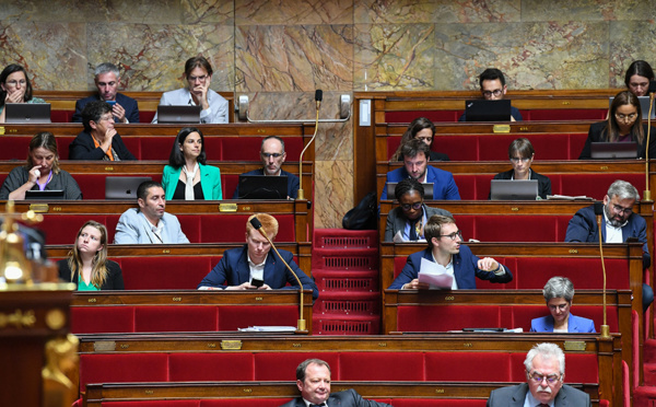 Parlement: le rapprochement de la majorité et de LR fustigé par le reste de l'opposition