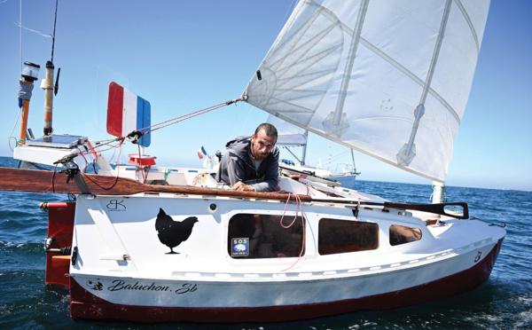 Retour en France du navigateur Yann Quénet après un tour du monde sur un voilier de 4m