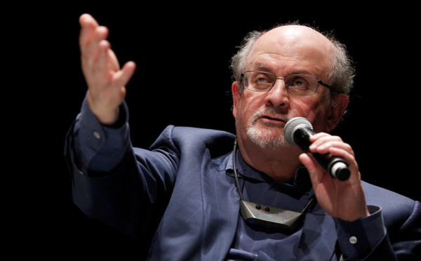 L'écrivain britannique Salman Rushdie poignardé lors d'une conférence dans l'Etat de New York
