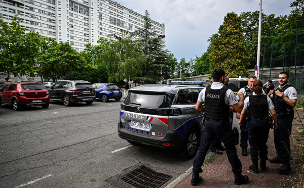 Tirs policiers après refus d'obtempérer près de Lyon: un mort et un homme entre la vie et la mort