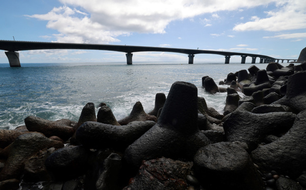 La Réunion: ouverture partielle de la nouvelle route du littoral construite sur la mer