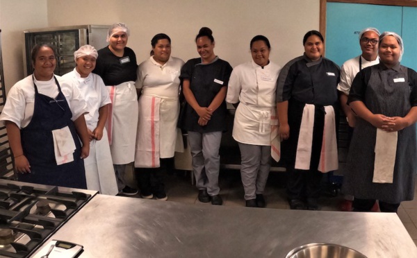 Neuf apprentis formés à la cuisine allégée à Bora Bora