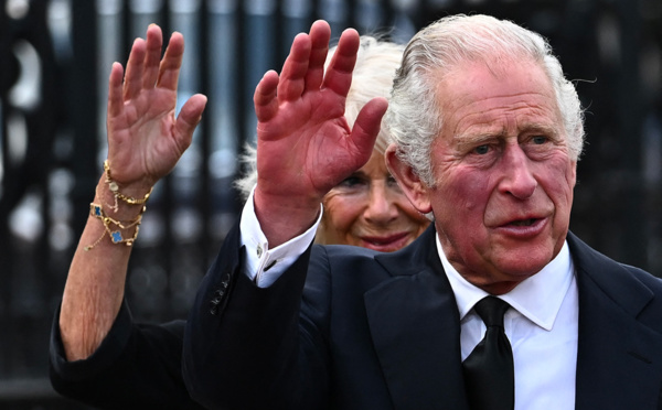 Charles III ovationné à son arrivée à Buckingham Palace, deuil national en mémoire de la reine