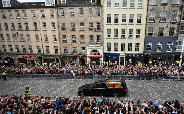 Emotion et foule compacte en Ecosse pour le dernier voyage d'Elizabeth II