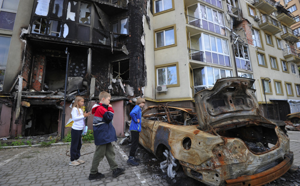 Ukraine: des centaines de tombes découvertes à Izioum, récemment reprise aux Russes