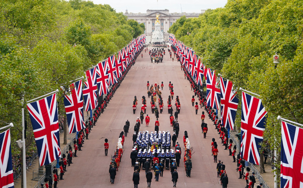 Dans la ferveur, Elizabeth II en route vers sa dernière demeure