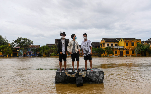 Le typhon Noru a touché terre au Vietnam, des dégâts matériels