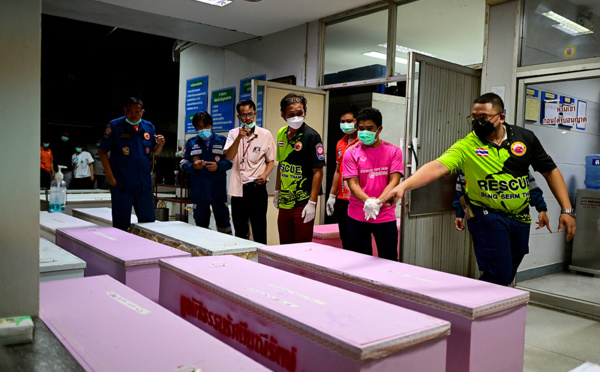 Thaïlande: recueillement après la tuerie dans une crèche, le roi attendu sur place