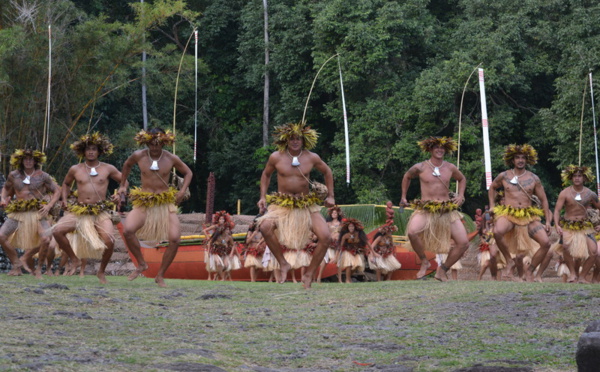 Marae Arahurahu : le public embarqué dans la pirogue de Pa'ao