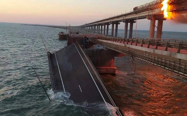 Ukraine: l'explosion d'un véhicule piégé paralyse le pont russe de Crimée