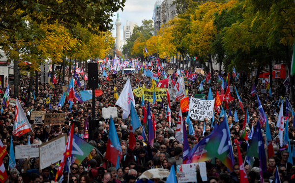 La gauche défile à Paris, Mélenchon entrevoit un "nouveau Front populaire"