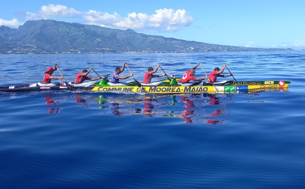 Les rameurs de Moorea courent pour la Hawaiki Nui