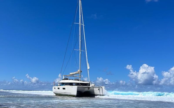 ​Un catamaran déséchoué à Tikehau