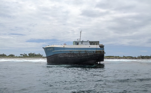 ​Des habitants de Tikehau dénoncent une pollution autour du navire échoué