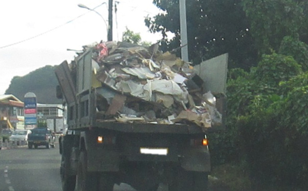 Danger sur la route : un camion sème ses déchets sur la route