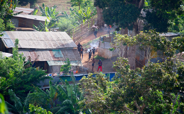 A Mayotte, le Raid essuie des "caillassages"