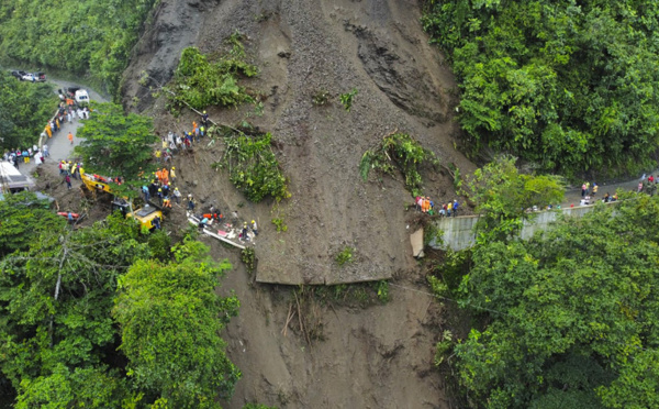 Colombie: trois morts et une vingtaine coincés dans un glissement de terrain
