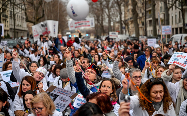 Des milliers de généralistes manifestent pour défendre une médecine libérale "en danger"